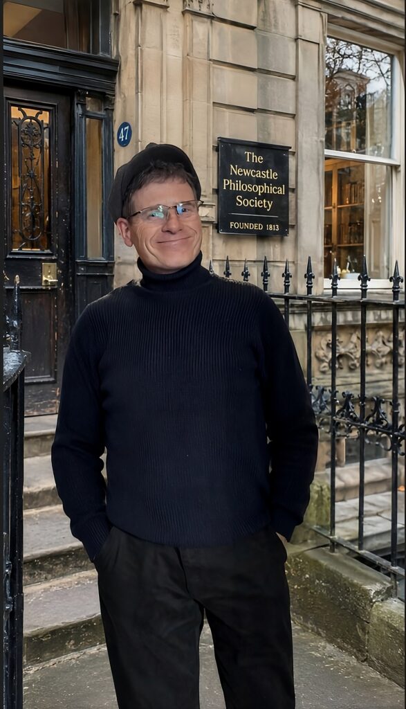 Angelo Manassero consulente filosofico e AI Ethicist durante attività di consulenza filosofica