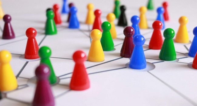 La disciplina e l’esperienza nell’obbedienza sono fondamentali per una leadership efficace. I coni colorati rappresentano simbolicamente i diversi aspetti della guida e dell’apprendimento.