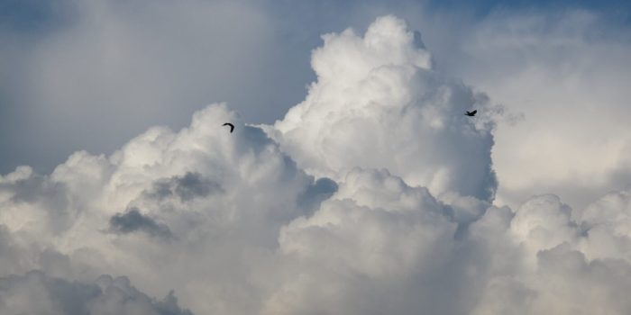La calma tra le nuvole: il potere della respirazione consapevole